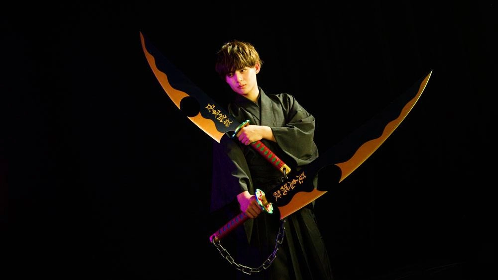 Demon Slayer : Kimetsu no Yaiba Répliques Proplica Plastique épées Nichirin (Tengen Uzui) 110 cm